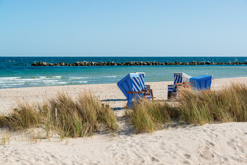 Standkörbe an einem feinen Sandstrand an der Ostseeküste von Schleswig-Holstein