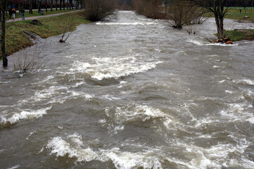Dreisam mit viel Wasser nach starkem Regen und Schneeschmelze, Hochwasser 