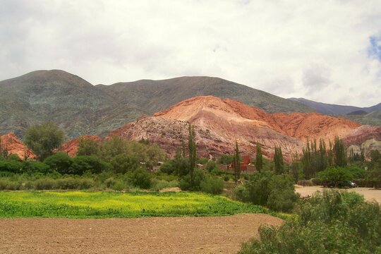 Cerro de los siete colores de Argentina con praderas verdes 