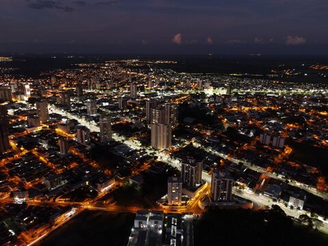 Imagem a&eacute;rea noturna  da cidade de Mar&iacute;lia, S&atilde;o Paulo.