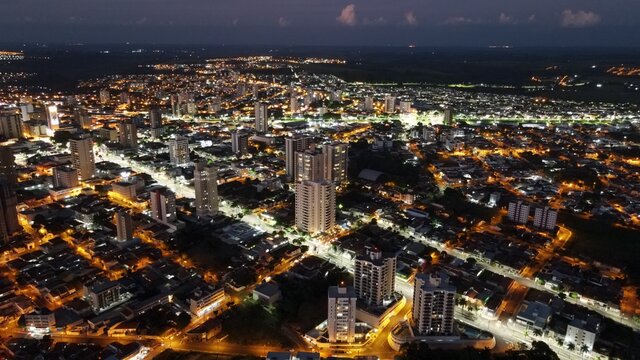Imagem a&eacute;rea noturna  da cidade de Mar&iacute;lia, S&atilde;o Paulo.