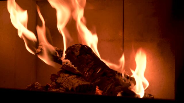 Kaminfeuer, Holz in einem Kamin angez&uuml;ndet