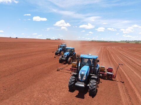 Imagem a&eacute;rea de tratores em ambiente agr&iacute;cola.
