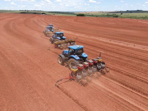 Imagem a&eacute;rea de tratores preparando o solo para o cultivo.
