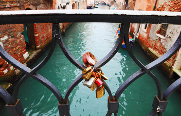 Obraz premium Padlocks on the bridge in Venice, Italy. Close up