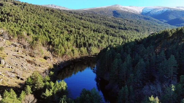 Toma a&eacute;rea de la Sierra Madrile&ntilde;a realizando una toma cenital de una presa grabado a 4k desde un dron