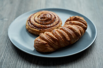 buns on a plate on a wooden table