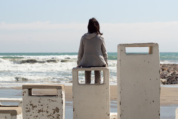 Chica mirando al mar