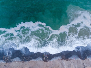 Aerial view of the waves when reaching the shore © Erik González