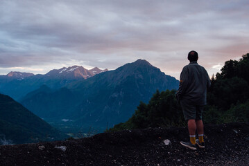 Naklejka premium un homme regardant les montagnes. Un homme regarde le panorama. Un touriste à la montagne. Se ressourcer à la montagne.