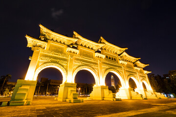 Obraz premium The main gate of National Taiwan Democracy Memorial Hall ( National Chiang Kai-shek Memorial Hall ) in Taipei, Taiwan