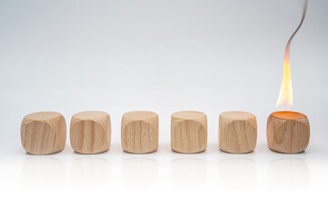 Sechs leere Holzwürfel mit Freiraum für individuelle Anpassungen mit brennendem Holzwürfel