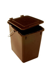 Freisteller eines braunen Kunststoff Mülleimer für Biomüll 