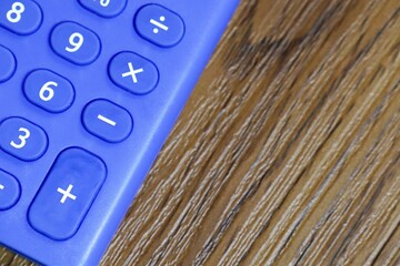 電卓の算術記号のクローズアップ