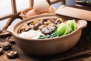 Cantonese style rice with chicken and mushroom