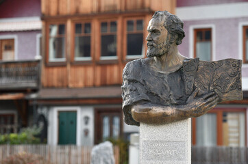 Die öffentliche Gustav Klimt Büste in Unterach am Attersee Österreich, Europa - The public Gustav Klimt bust in Unterach am Attersee Austria, Europe