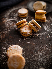 alfajores con arequipe sobre mesa de madera
