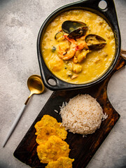 cazuela de mariscos acompañados de arroz y patacones de plartano verde