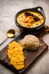 cazuela de mariscos acompañados de arroz y patacones de plartano verde