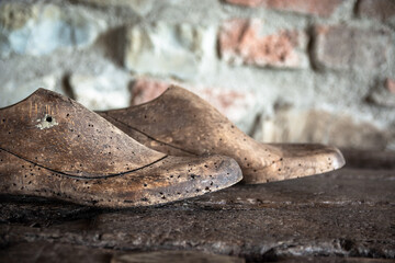 vecchia forma di scarpa in legno da calzolaio, con buchi da tarli