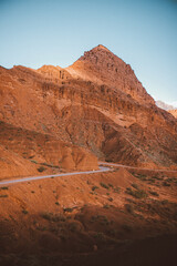camino entre las montañas rojas