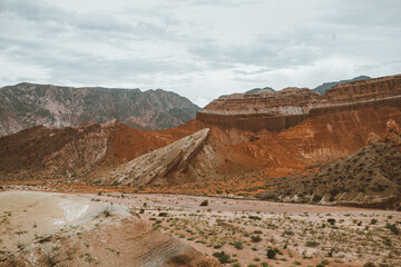 paisaje de cerros de colores