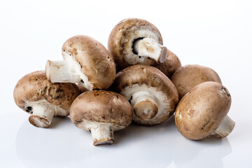Eine Menge brauner Champignons (Pilze) - Lat.: Agaricus bisporus