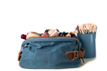 Kit of cosmetic itrms and makeup brushes