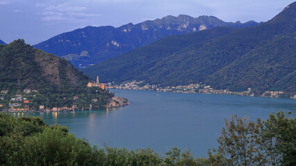 Fototapeta na wymiar Panorama al tramonto del borgo di Morcote, Svizzera, con Lago di Lugano e Monte Generoso.