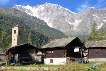 Fototapeta na wymiar Panorama del Dorf, a Macugnaga, in estate con abitazioni tipiche walser.