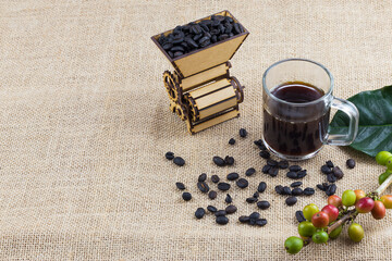 Concepto aislado de café colombiano con una máquina de moler y granos de café