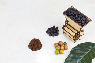 Concepto de máquina de molienda de café colombiano con café tostado sobre fondo blanco.