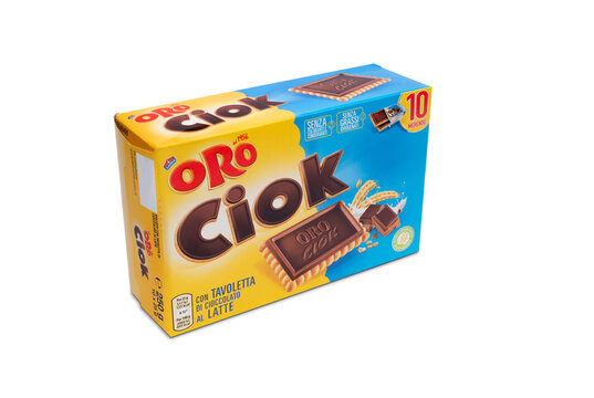 pack of Oro Ciok cookies brand Saiwa