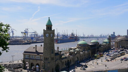 Fototapeta premium Landungsbrücken und Hafen, Hamburg