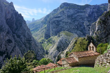 Pueblo entre las montañas de los Picos de Europa. Naranjo de Bulnes. Asturias, España