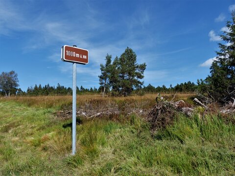Hinweisschild 1000 Meter &uuml; NN mit Landschaften