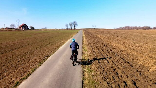 wycieczka rowerowa zimą między polami