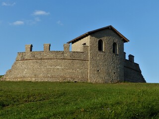 Eckturm mit Mauerverlauf römisches Kastell in Waldmössingen / Schwarzwald
