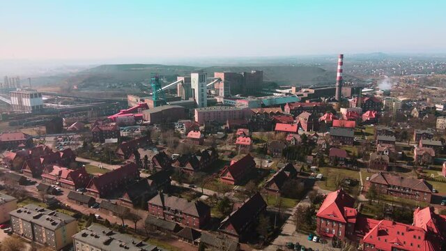 kopalnia węgla kamiennego i zakład koksowniczy w Polsce na Śląsku z lotu ptaka
