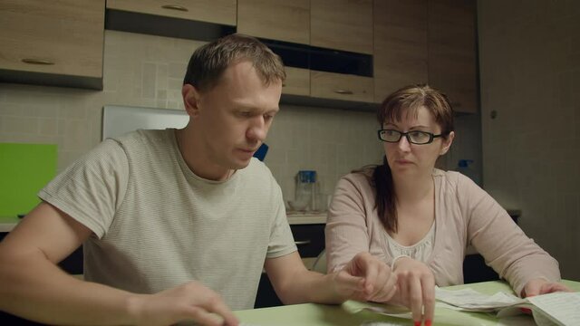 A man parses with a woman the checks of purchases