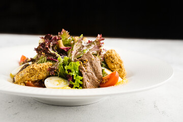 fresh salad of leaves, veal and tomatoes