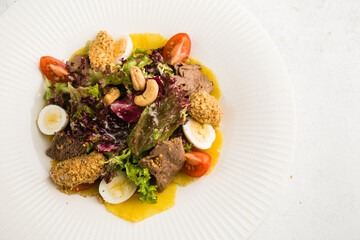 fresh salad of leaves, veal and tomatoes