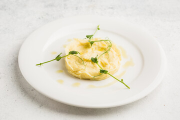 mashed potatoes with steamed peas