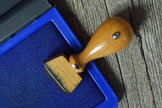 Stempel auf blauem Stempelkissen