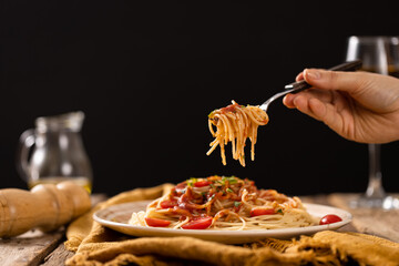 Garfo com macarrão ao sugo