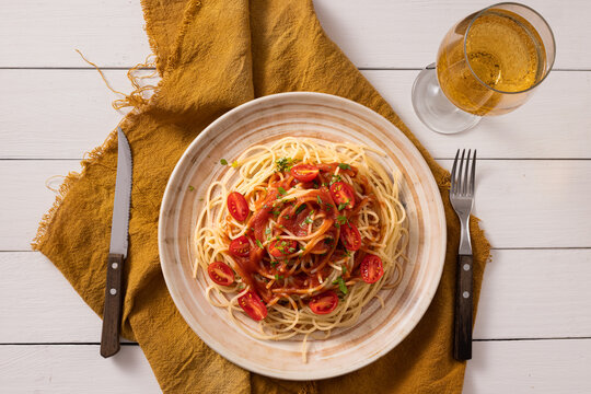 Jantar de macarr&atilde;o com vinho branco