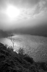 paisaje de rio con neblina en blanco y negro