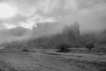 camino de montaña con niebla en blanco y negro