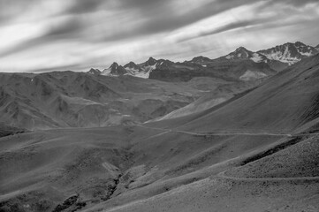 montaña en blanco y negro