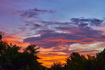 Naklejka premium Incredible red sunset clouds against the violet sky